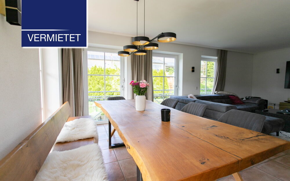 +VERMIETET+ Moderne, lichtdurchflutete Doppelhaushälfte mit Einbauküche und Kamin in ruhiger Lage